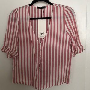 Button down stripes blouse.